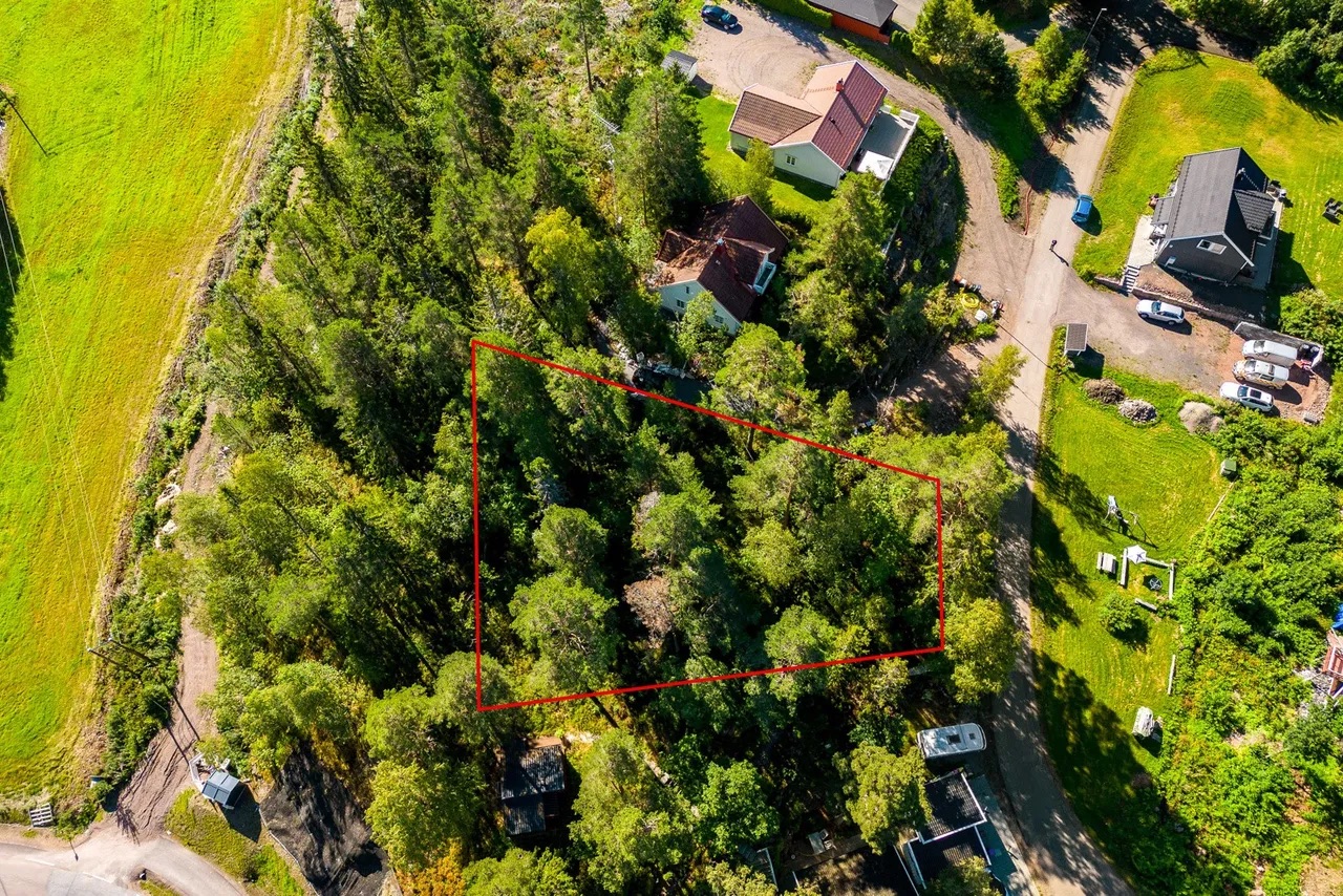 Flott boligtomt med en fantastisk utsikt, beliggende i rolige omgivelser! Vann og avløp til eiendommen er etablert! – bilde 2