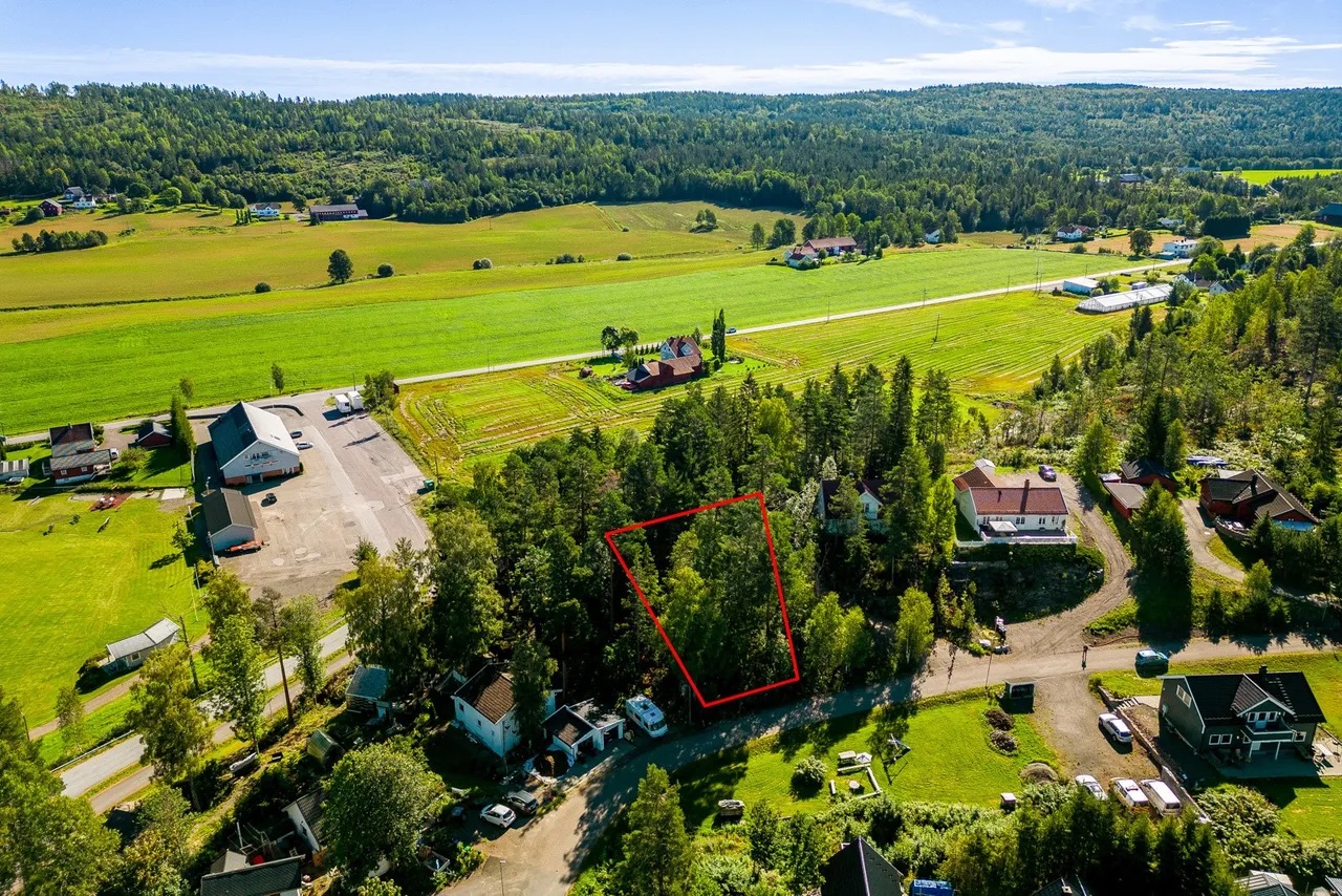 Flott boligtomt med en fantastisk utsikt, beliggende i rolige omgivelser! Vann og avløp til eiendommen er etablert! – bilde 3