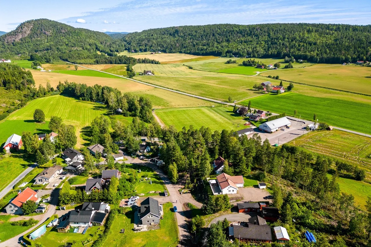 Flott boligtomt med en fantastisk utsikt, beliggende i rolige omgivelser! Vann og avløp til eiendommen er etablert! – bilde 4