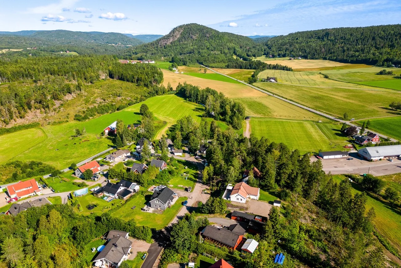 Flott boligtomt med en fantastisk utsikt, beliggende i rolige omgivelser! Vann og avløp til eiendommen er etablert! – bilde 5