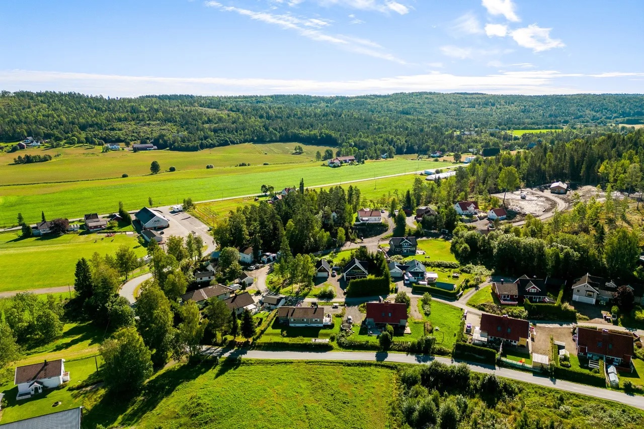 Flott boligtomt med en fantastisk utsikt, beliggende i rolige omgivelser! Vann og avløp til eiendommen er etablert! – bilde 6