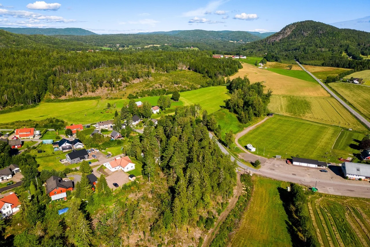 Flott boligtomt med en fantastisk utsikt, beliggende i rolige omgivelser! Vann og avløp til eiendommen er etablert! – bilde 7