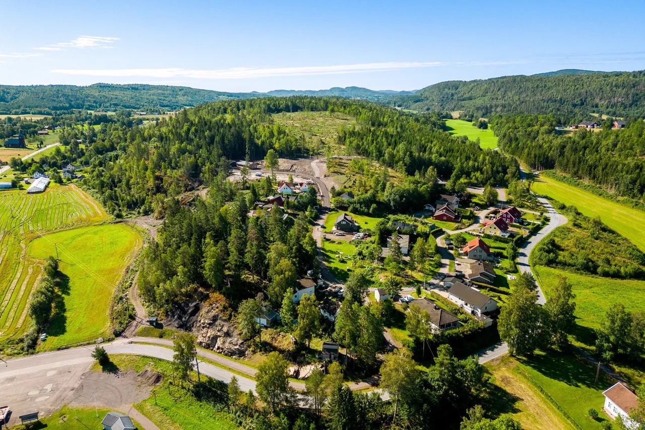 Flott boligtomt med en fantastisk utsikt, beliggende i rolige omgivelser! Vann og avløp til eiendommen er etablert! – bilde 8