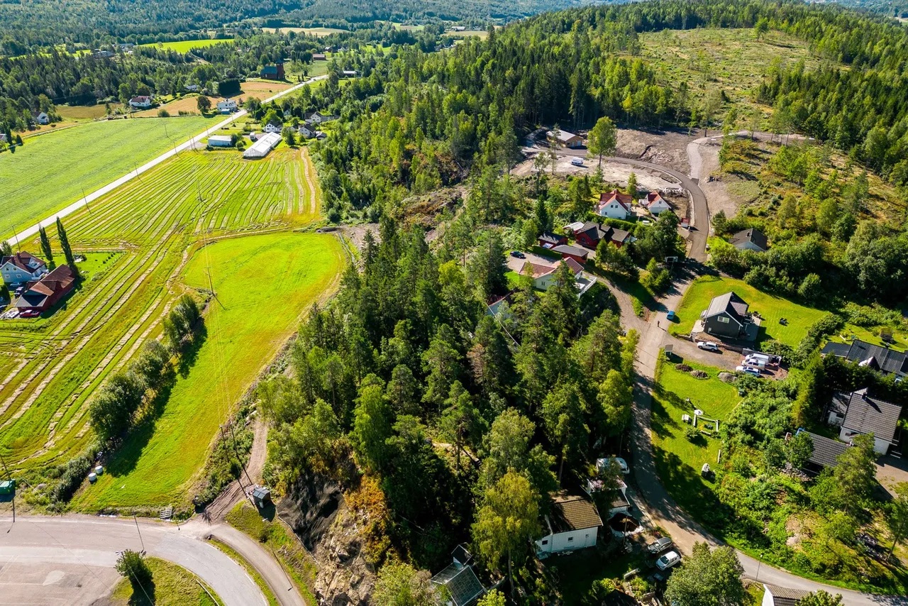 Flott boligtomt med en fantastisk utsikt, beliggende i rolige omgivelser! Vann og avløp til eiendommen er etablert! – bilde 9
