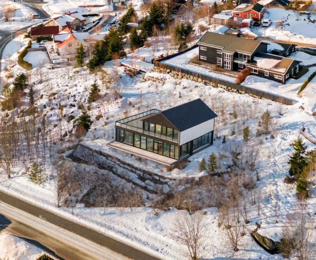 Investorvennlig nybygget enebolig med utleiedel sentralt på Vinterbro! Nærhet til Tusenfryd, Bunnefjorden og Gjersjøen. Flott utsikt og gunstig plassering nær E6 og E18, med kort vei til Oslo. – bilde 2