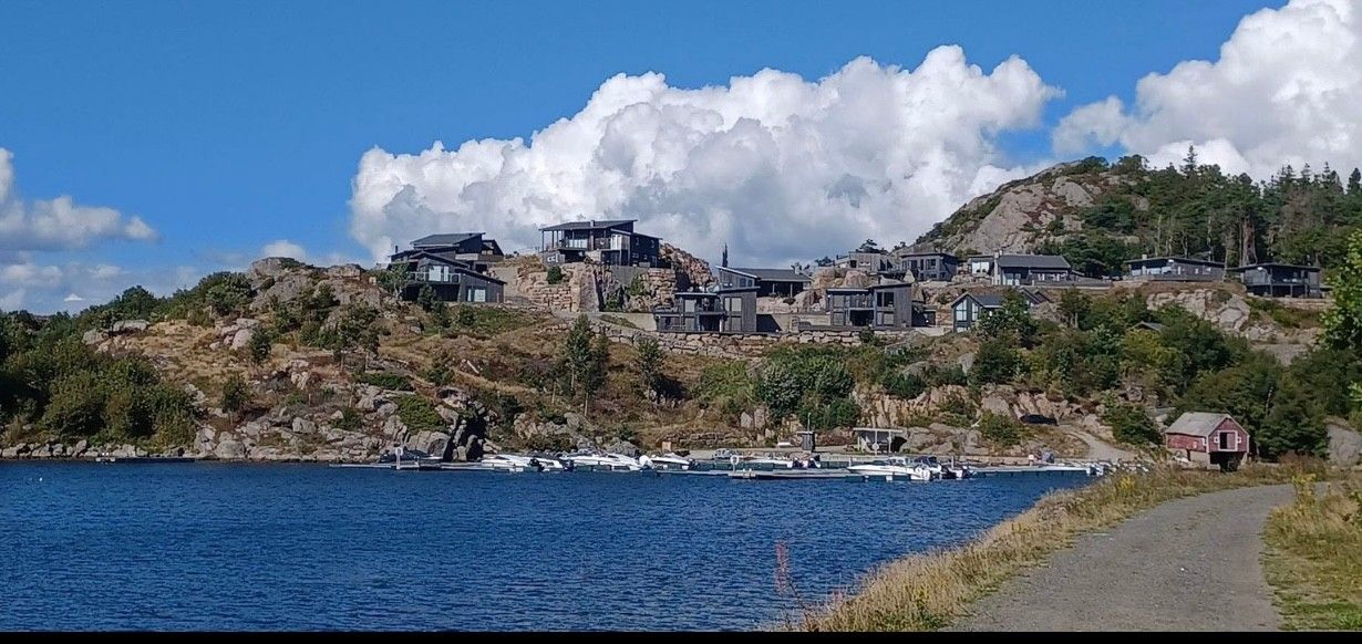 Investere i drømme hytter på Hausvikstranda i Lyngdal? Nå kan du sikre deg ditt eget investeringsobjekt ved sjøen i Lyngdal. Hytter på 50/​90 kvm for salg. En hytte er reservert🥳 – bilde 3