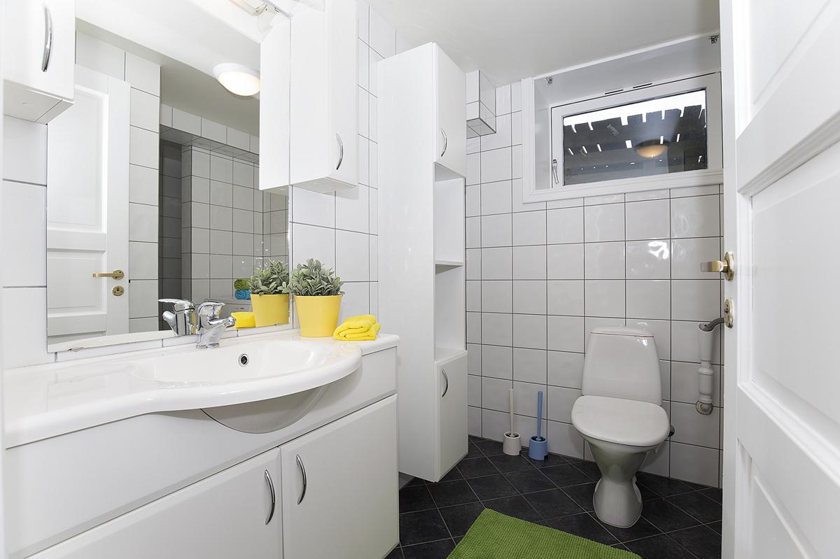 Stor bolig med to leiligheter ink. tretten hybler, i et attraktiv eneboligstrøk på Nardo – bilde 8