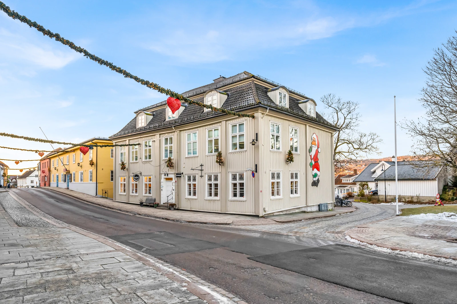 Drøbak sentrum – 2 næringslokaler ved Torget. Meget gode eksponering i 1.etasje. 4 parkeringsplasser. – bilde 1