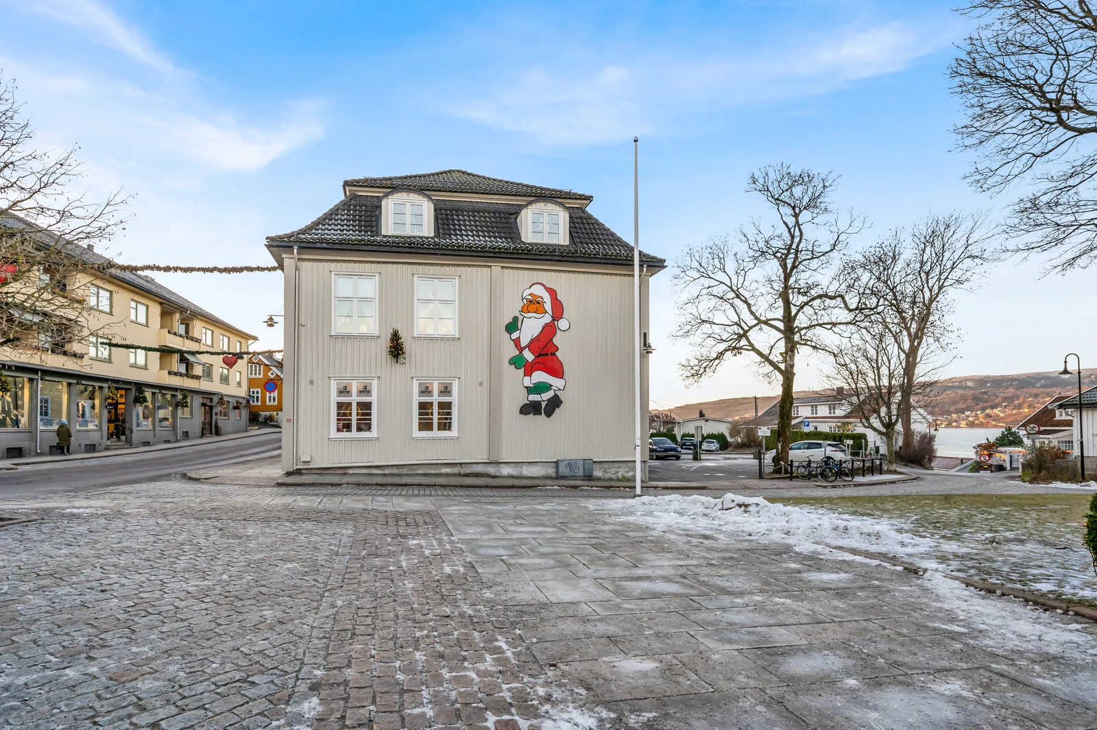 Drøbak sentrum – 2 næringslokaler ved Torget. Meget gode eksponering i 1.etasje. 4 parkeringsplasser. – bilde 2