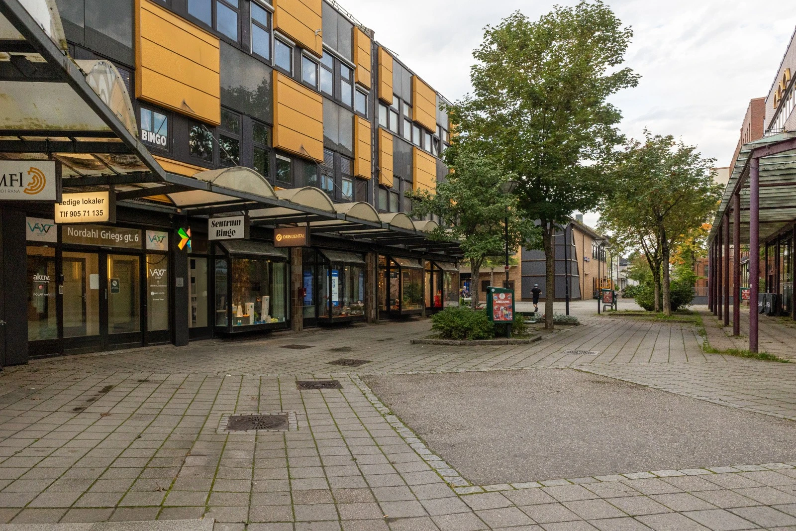 Svært attraktive næringslokaler midt i sentrum i toppetasje m/​fantastisk utsikt og herlig lysinngang. 2stk p-plasser. – bilde 2