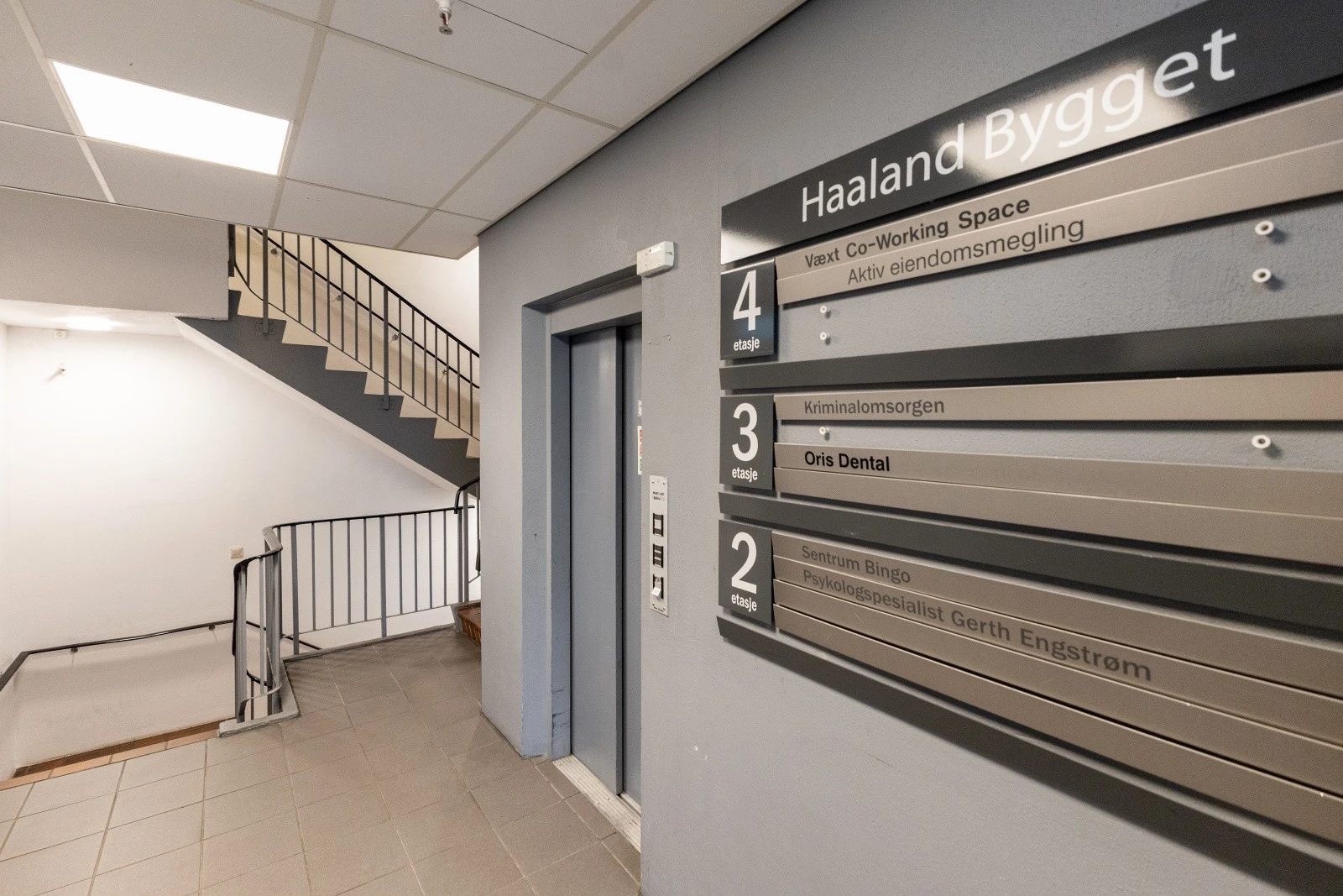 Svært attraktive næringslokaler midt i sentrum i toppetasje m/​fantastisk utsikt og herlig lysinngang. 2stk p-plasser. – bilde 10