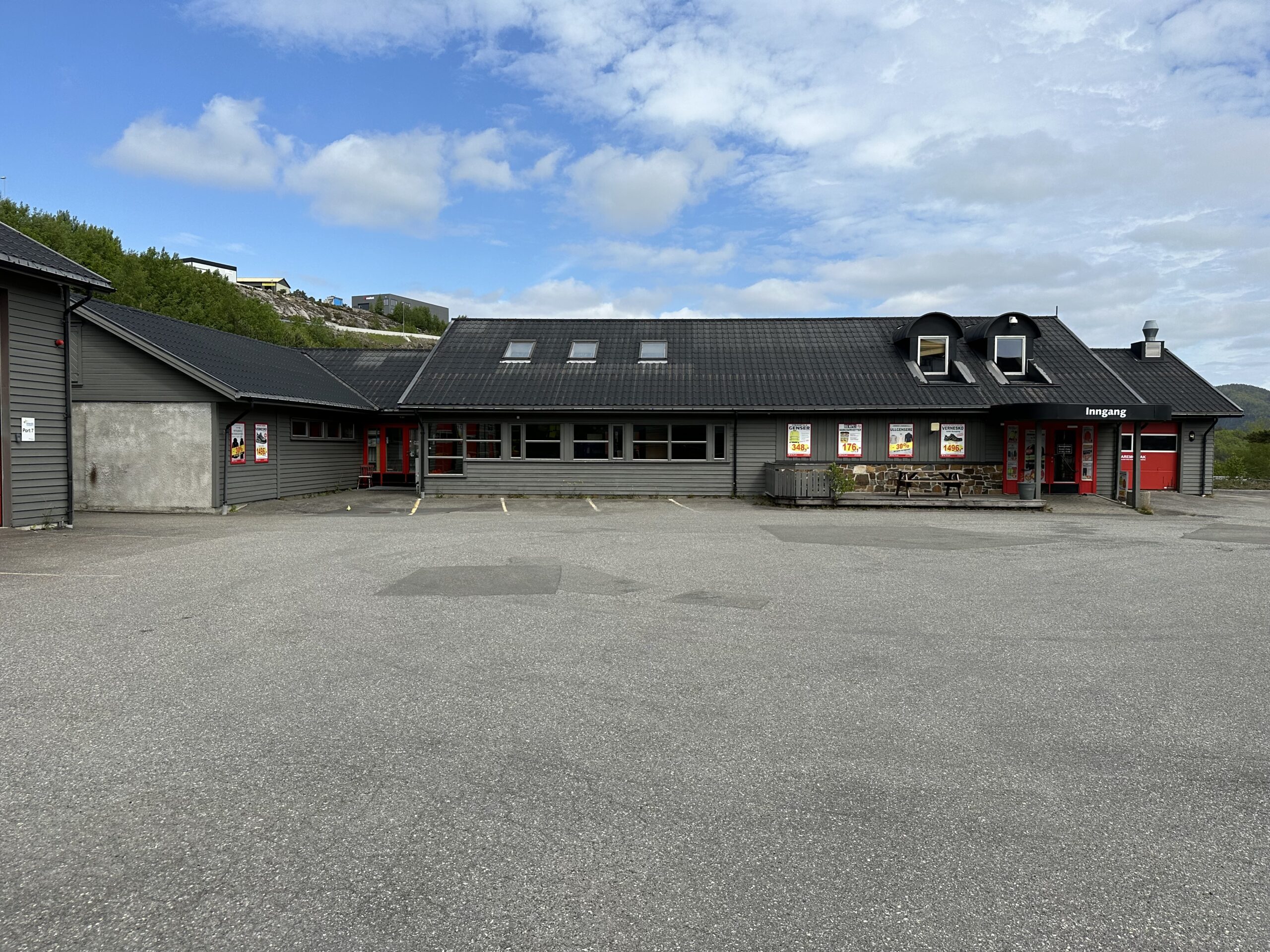 Attraktiv næringseiendom (5.943kvm) med kombinasjonsbygg, 8 utleieenheter og stort uteareal.på Trøngsla - Flekkefjord. – bilde 1