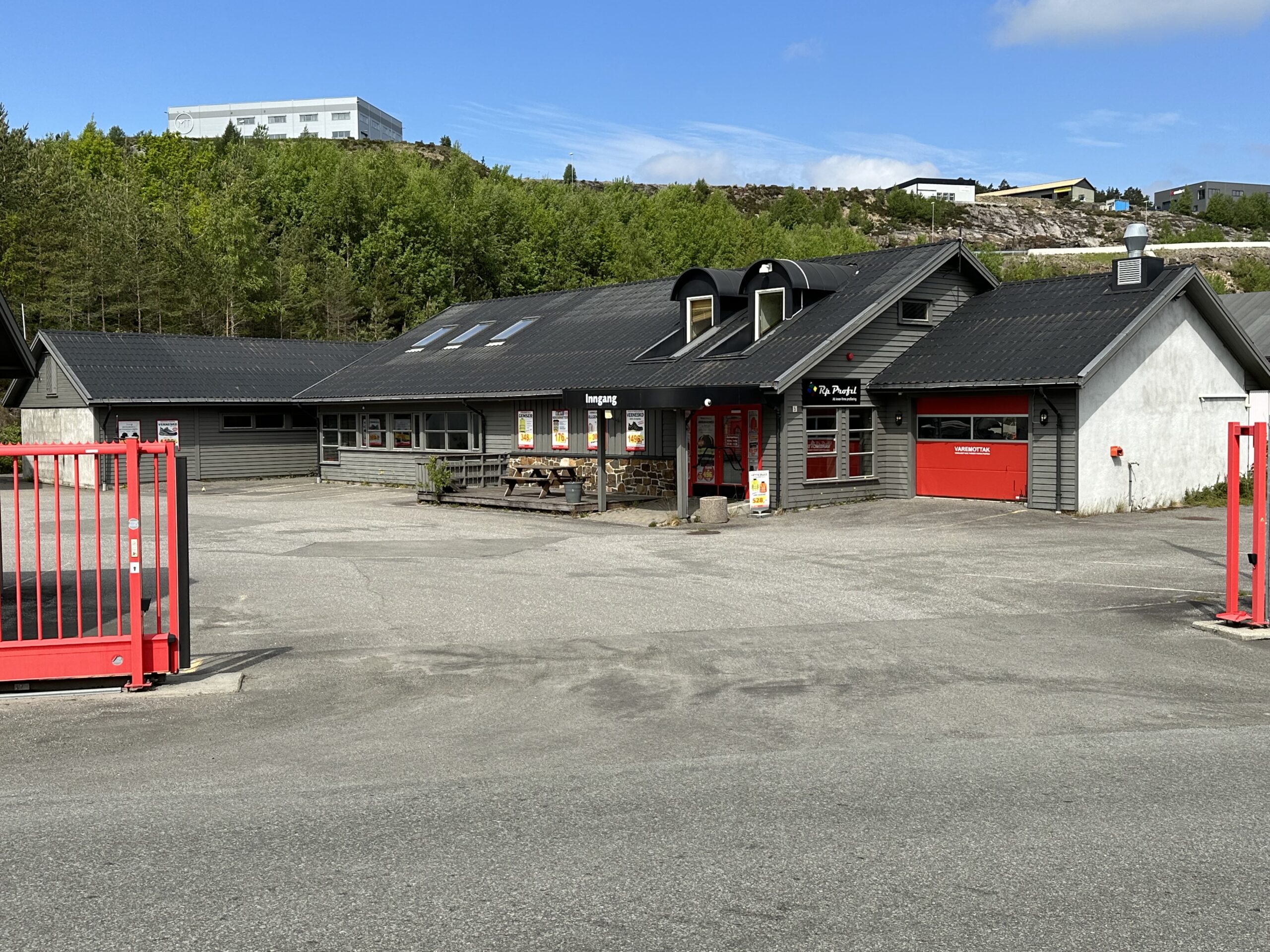 Attraktiv næringseiendom (5.943kvm) med kombinasjonsbygg, 8 utleieenheter og stort uteareal.på Trøngsla - Flekkefjord. – bilde 3