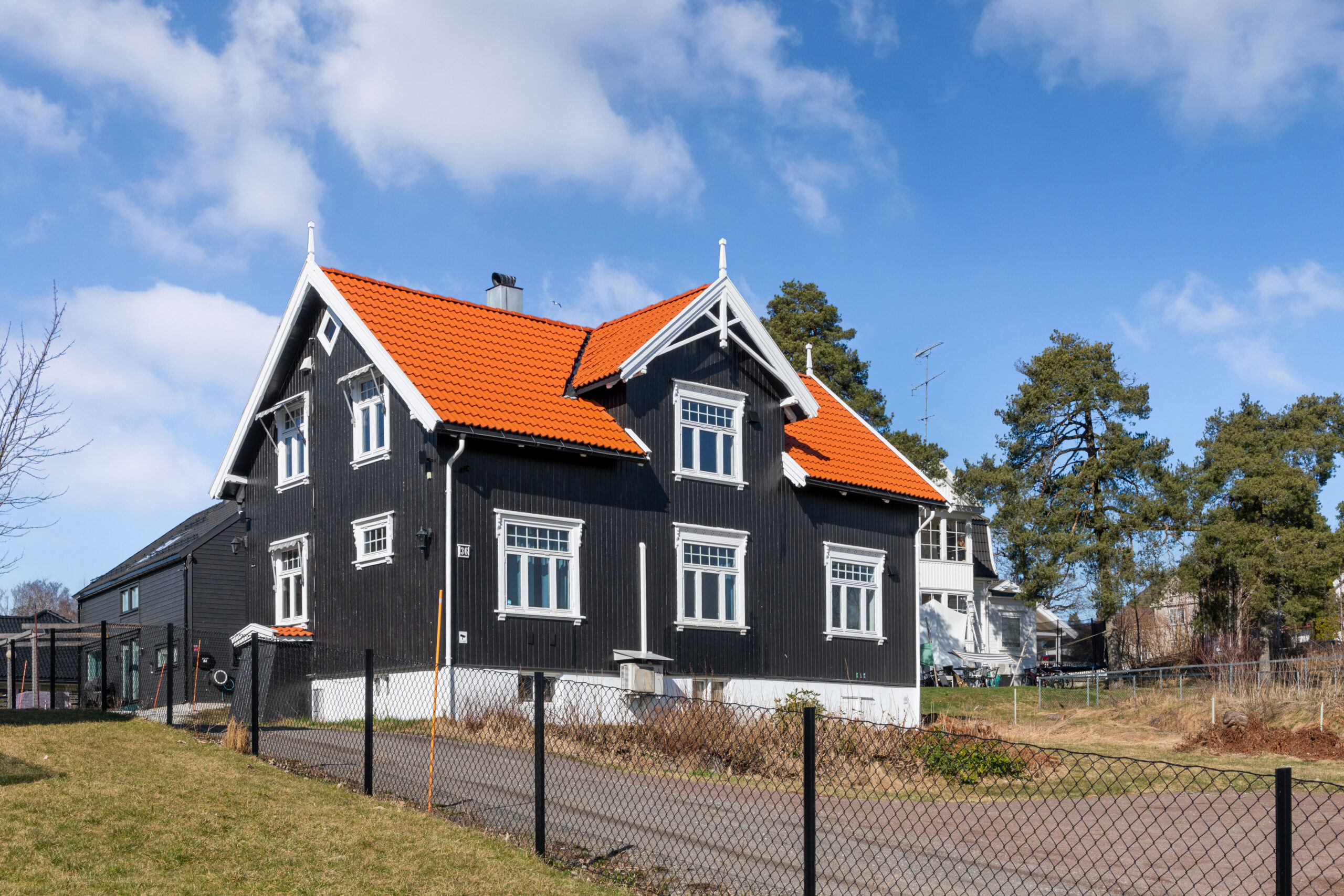 Bolig sentralt på Eik med 7 soverom – bilde 1