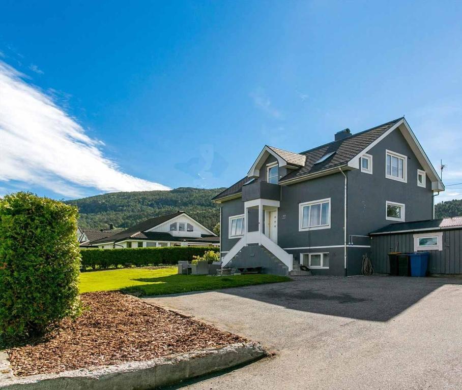 Del av tomannsbolig med utleiedel! Mange muligheter (langtidsleie, airbnb etc) – bilde 1
