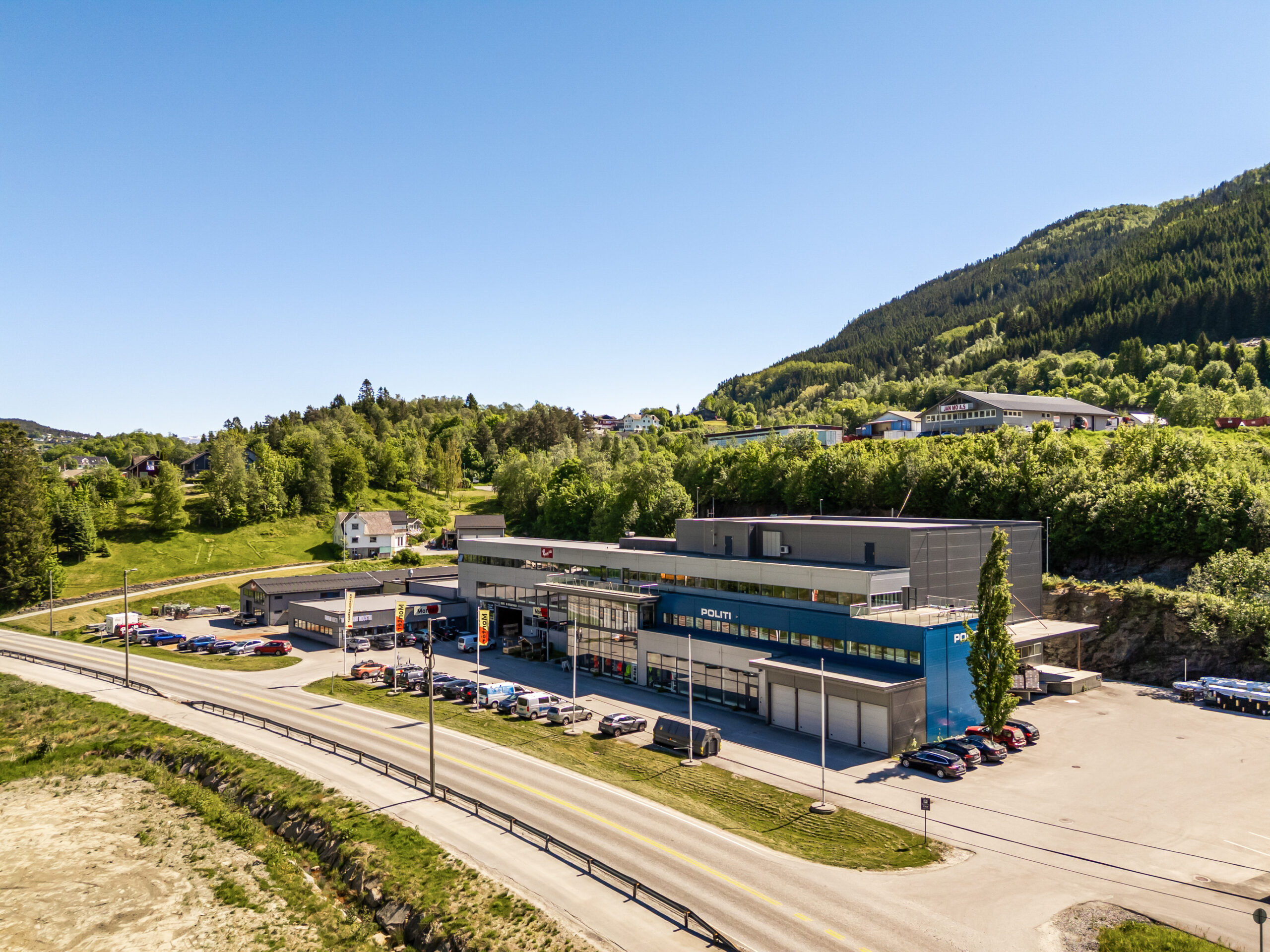 Norheimsund - Moderne kombinasjonsbygg med god eksponering. Utleid til bl.a. Politiet, Domstol, Montér m.m. – bilde 1