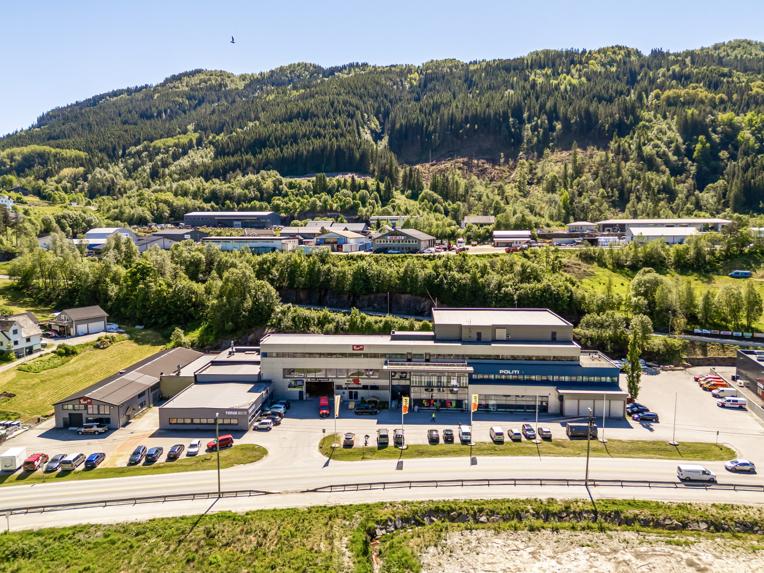 Norheimsund - Moderne kombinasjonsbygg med god eksponering. Utleid til bl.a. Politiet, Domstol, Montér m.m. – bilde 2