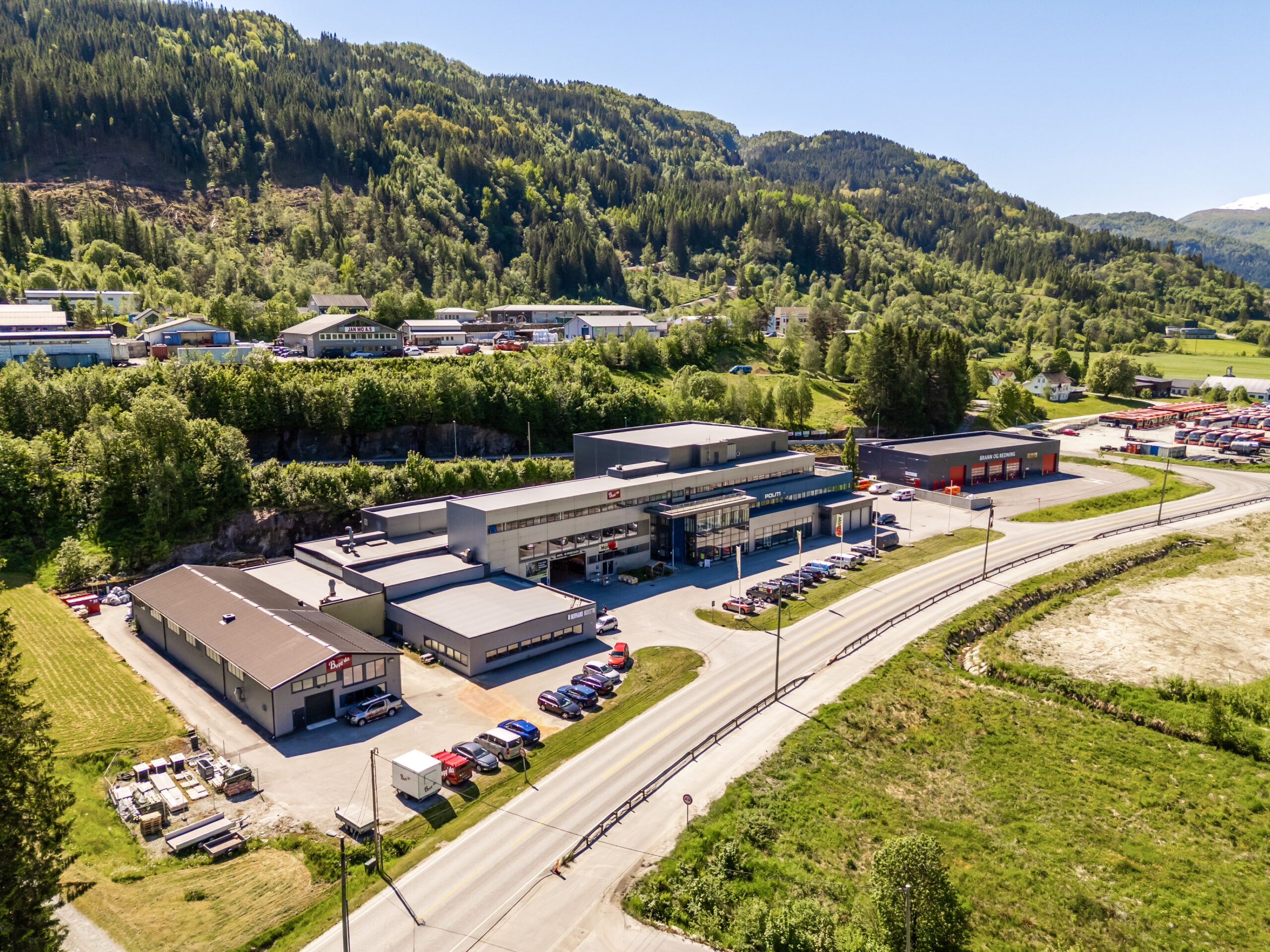 Norheimsund - Moderne kombinasjonsbygg med god eksponering. Utleid til bl.a. Politiet, Domstol, Montér m.m. – bilde 3