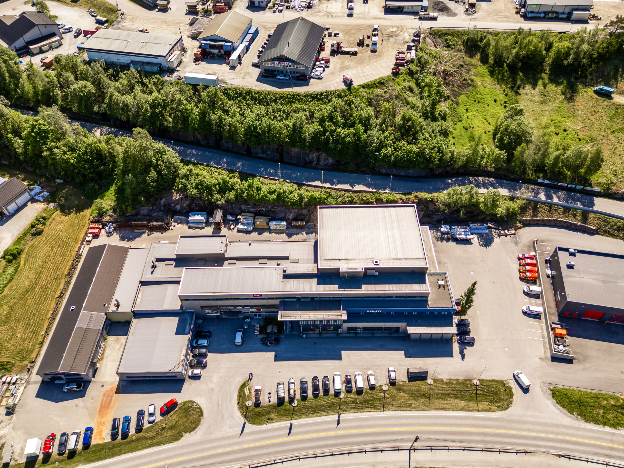 Norheimsund - Moderne kombinasjonsbygg med god eksponering. Utleid til bl.a. Politiet, Domstol, Montér m.m. – bilde 5