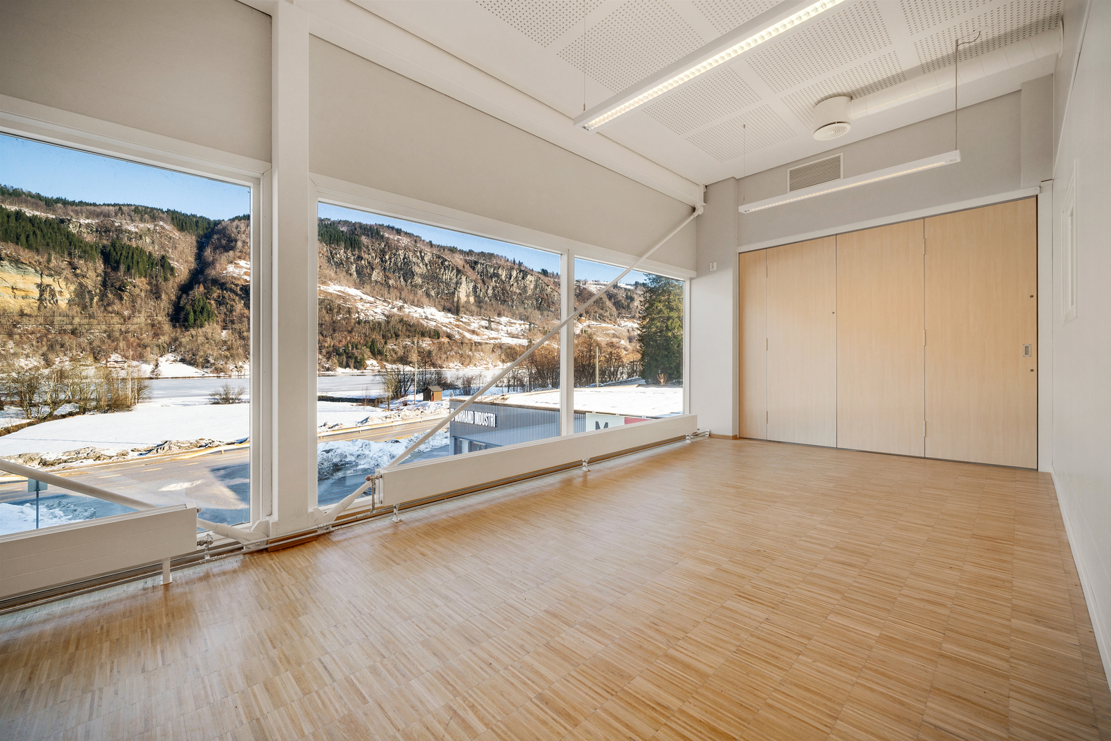 Norheimsund - Moderne kombinasjonsbygg med god eksponering. Utleid til bl.a. Politiet, Domstol, Montér m.m. – bilde 14