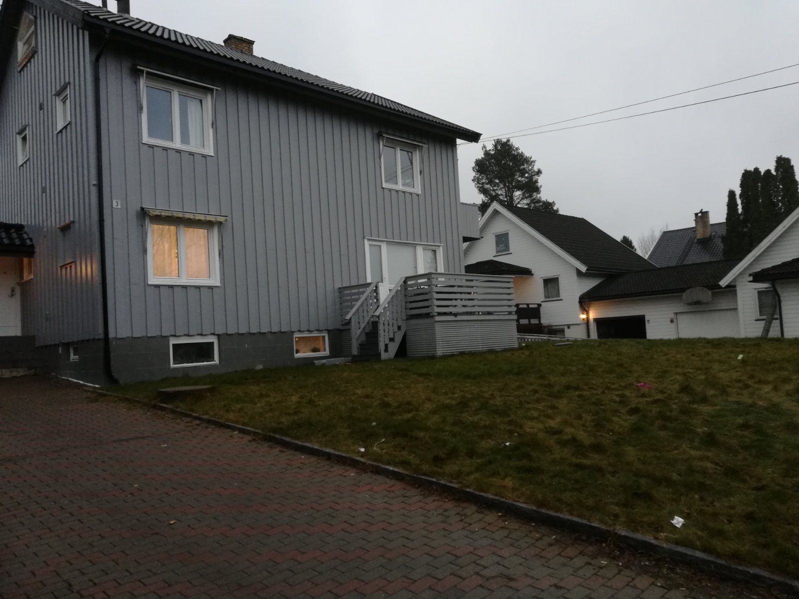 Hel tomannsbolig med innredet kjeller og loft, tomt på 900m2 på Høybråten i Oslo – bilde 1