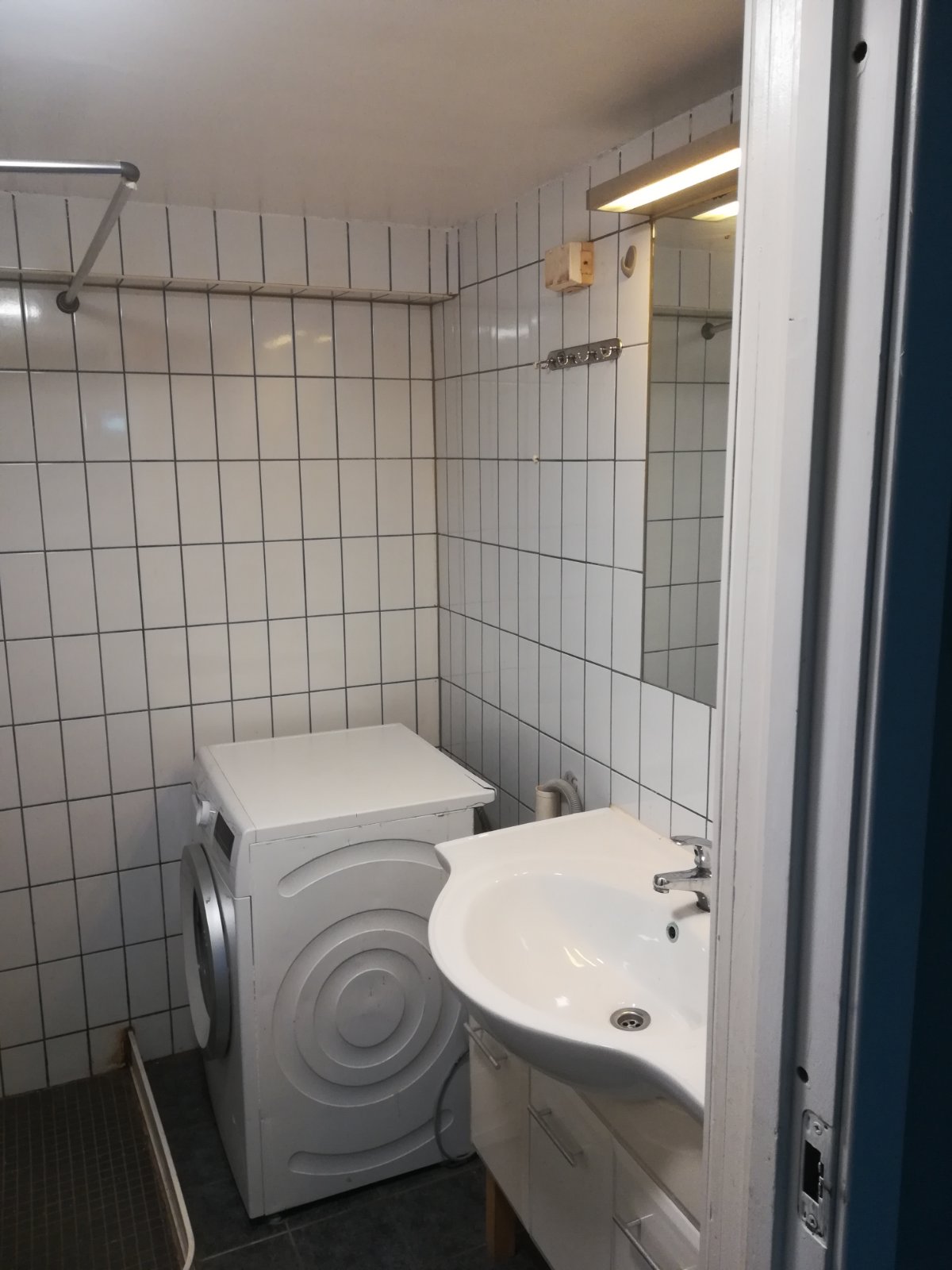 Hel tomannsbolig med innredet kjeller og loft, tomt på 900m2 på Høybråten i Oslo – bilde 2