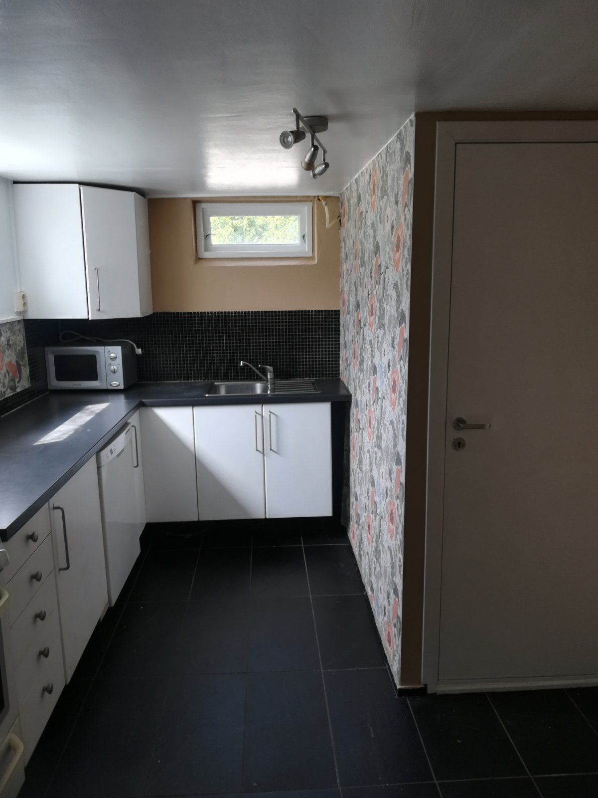 Hel tomannsbolig med innredet kjeller og loft, tomt på 900m2 på Høybråten i Oslo – bilde 3