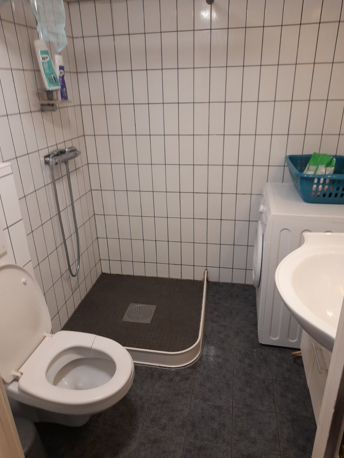 Hel tomannsbolig med innredet kjeller og loft, tomt på 900m2 på Høybråten i Oslo – bilde 9