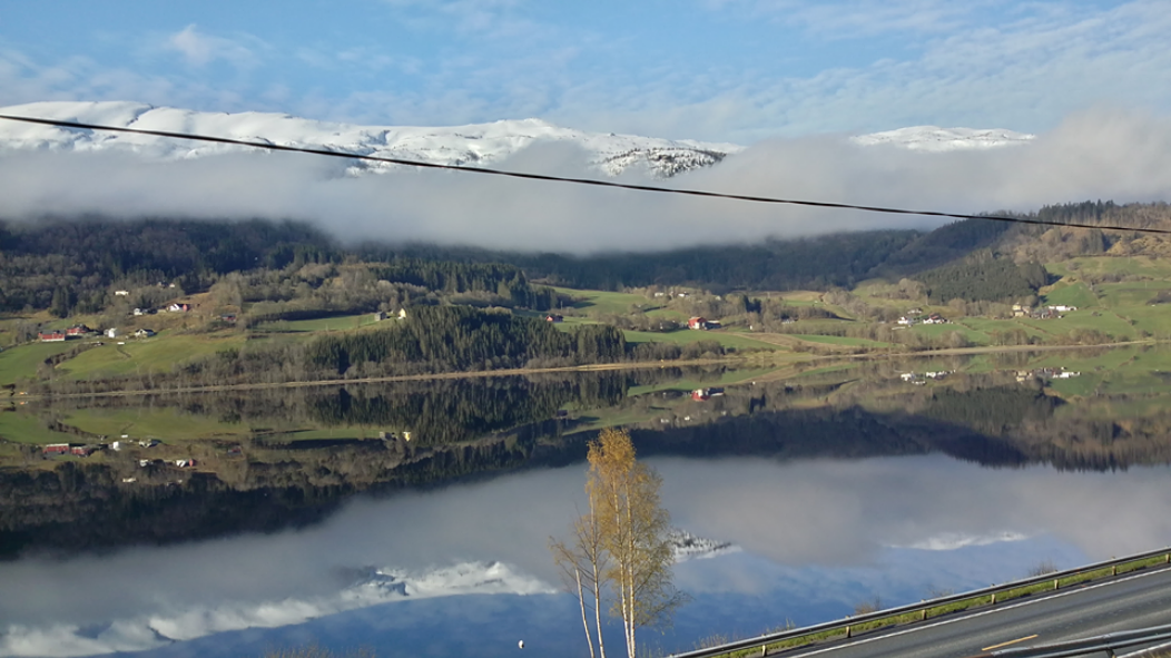 Tomt på Bulken, Voss med Instagramisk utsikt mot fjell og vann – bilde 3