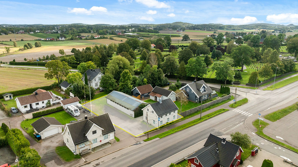 Kontorbygg med eget lagerbygg selges - Meget synlig og sentral eiendom