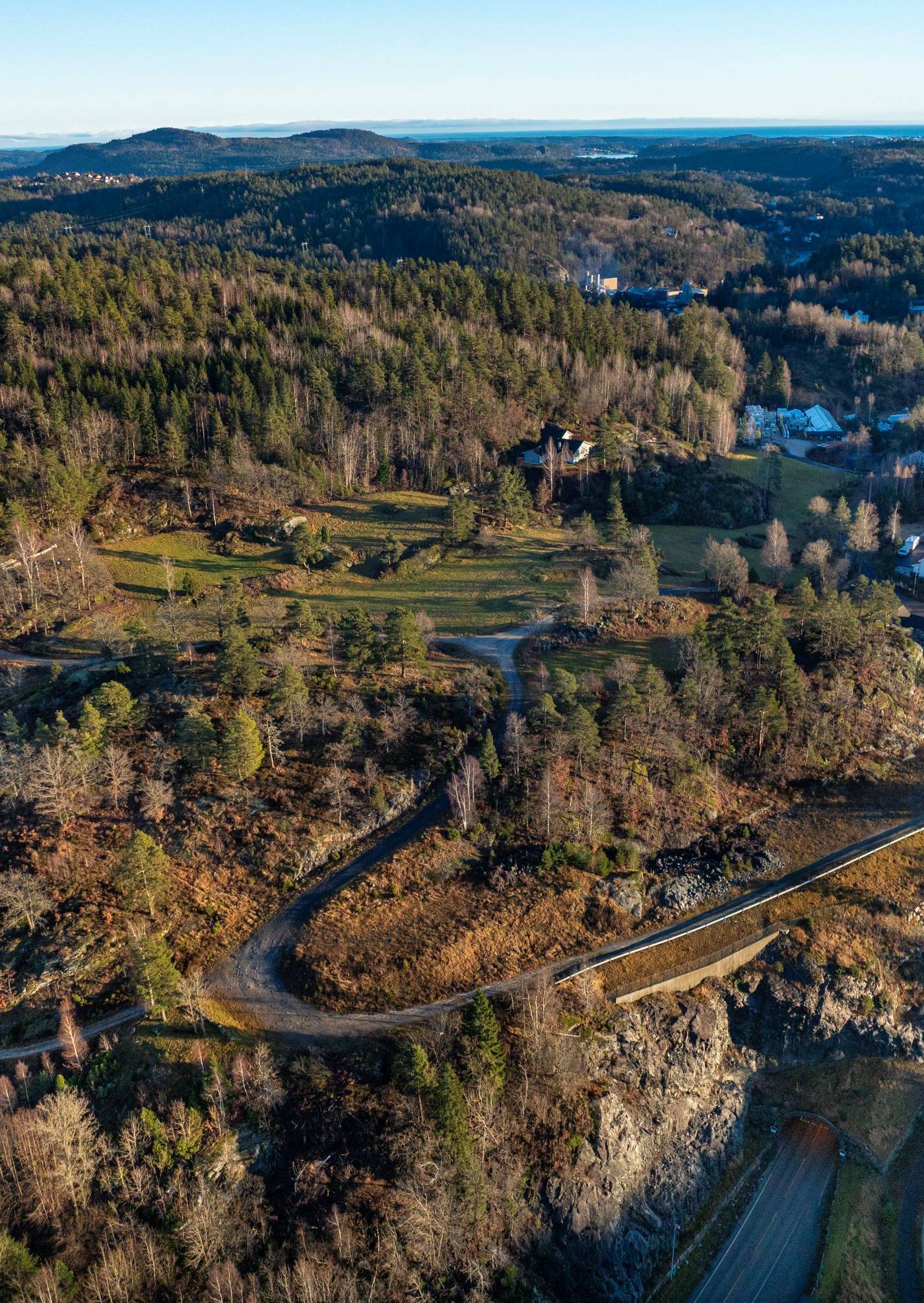 Høyt og fritt beliggende tomt med vestvendt solrik utsikt – bilde 1