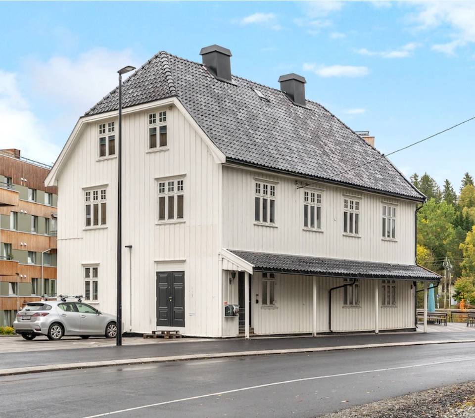 Betydelig ombygd bygård med 4 leiligheter og næringslokale på gateplan. – bilde 2