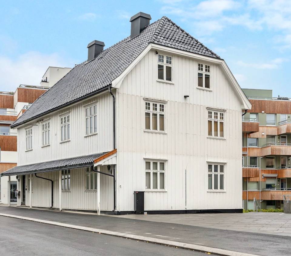 Betydelig ombygd bygård med 4 leiligheter og næringslokale på gateplan. – bilde 3