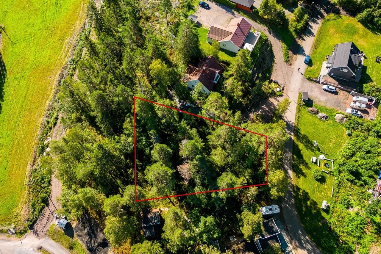 Flott boligtomt med en fantastisk utsikt, beliggende i rolige omgivelser! Vann og avløp til eiendommen er etablert! – photo 1