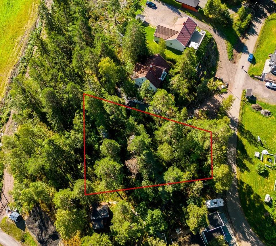 Flott boligtomt med en fantastisk utsikt, beliggende i rolige omgivelser! Vann og avløp til eiendommen er etablert! – photo 2