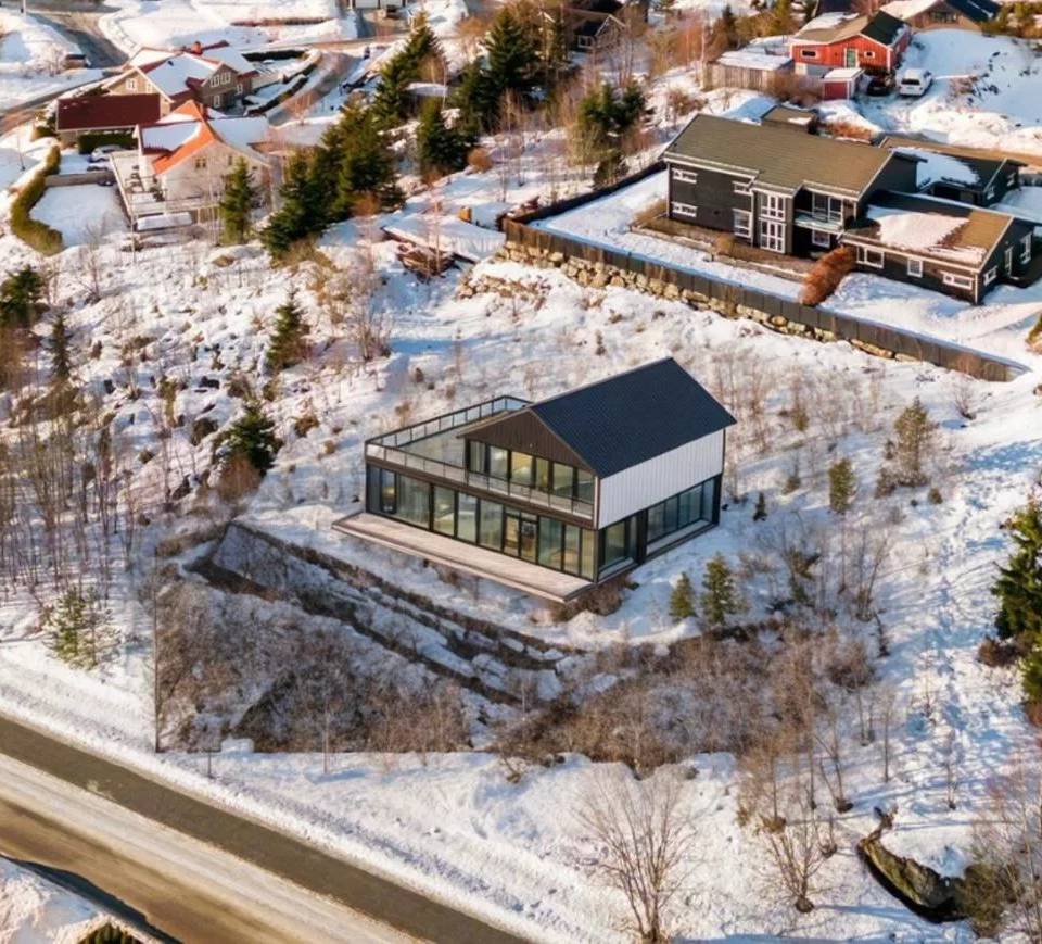 Investorvennlig nybygget enebolig med utleiedel sentralt på Vinterbro! Nærhet til Tusenfryd, Bunnefjorden og Gjersjøen. Flott utsikt og gunstig plassering nær E6 og E18, med kort vei til Oslo. – bilde 2