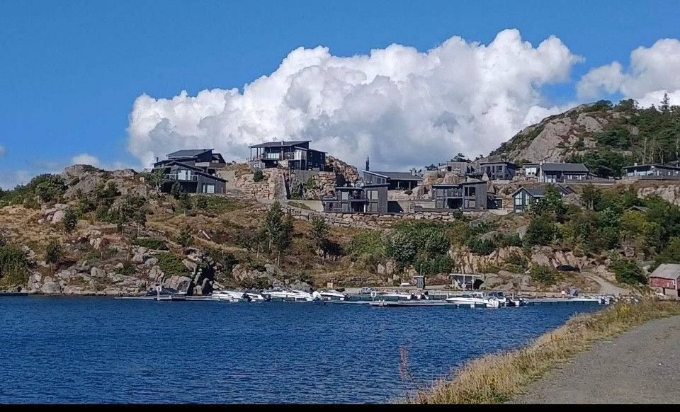 Investere i drømme hytter på Hausvikstranda i Lyngdal? Nå kan du sikre deg ditt eget investeringsobjekt ved sjøen i Lyngdal. Hytter på 50/​90 kvm for salg. En hytte er reservert🥳 – photo 3