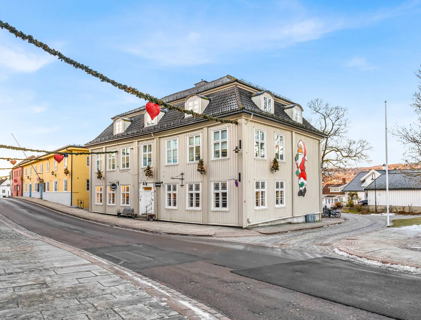 Drøbak sentrum – 2 næringslokaler ved Torget. Meget gode eksponering i 1.etasje. 4 parkeringsplasser. – bilde 1