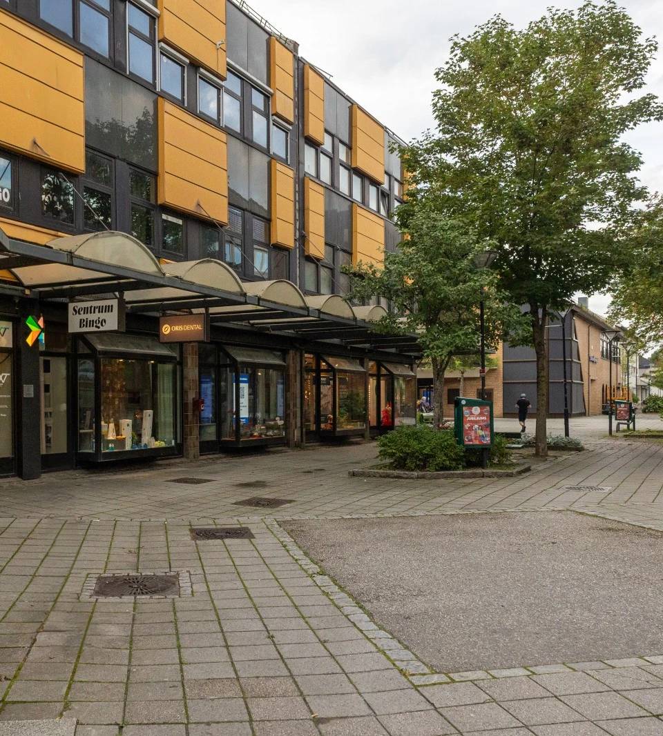 Svært attraktive næringslokaler midt i sentrum i toppetasje m/​fantastisk utsikt og herlig lysinngang. 2stk p-plasser. – bilde 2
