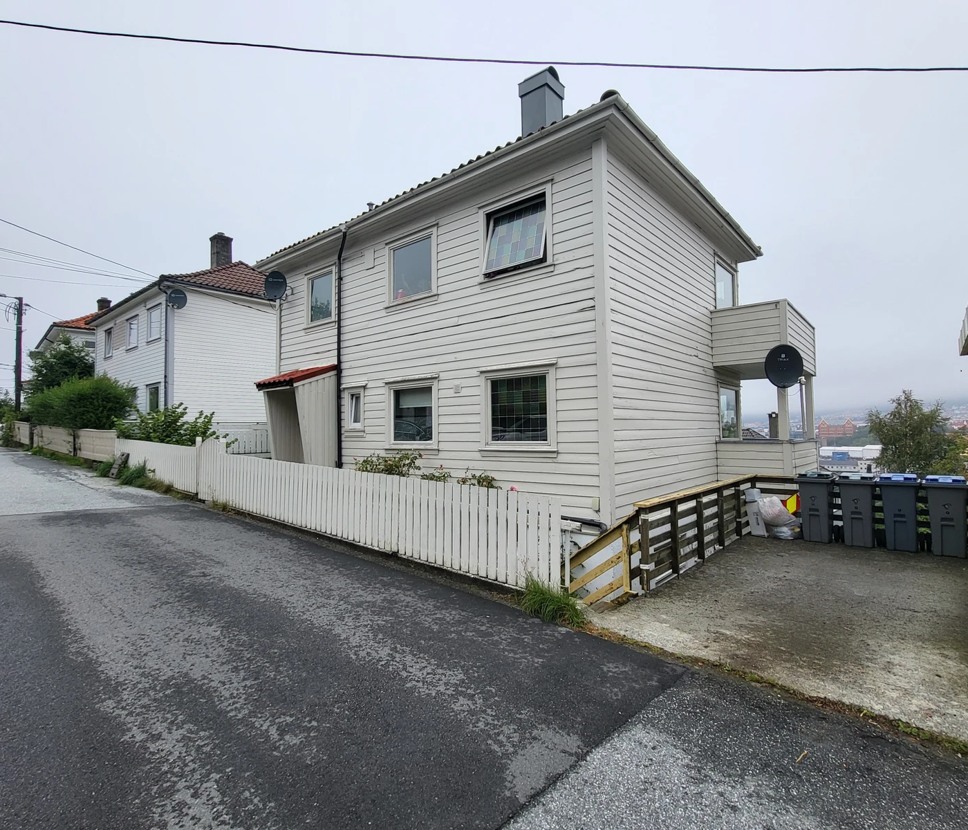 Bolighus med tre leiligheter på byside av Laksevåg! – photo 1