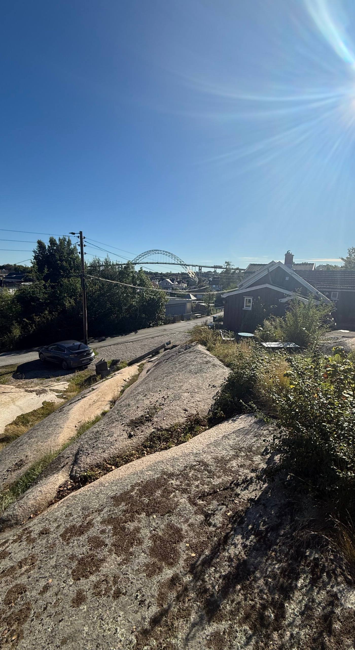 Tomt med sentral beliggenhet og gode utviklingsmuligheter – bilde 1