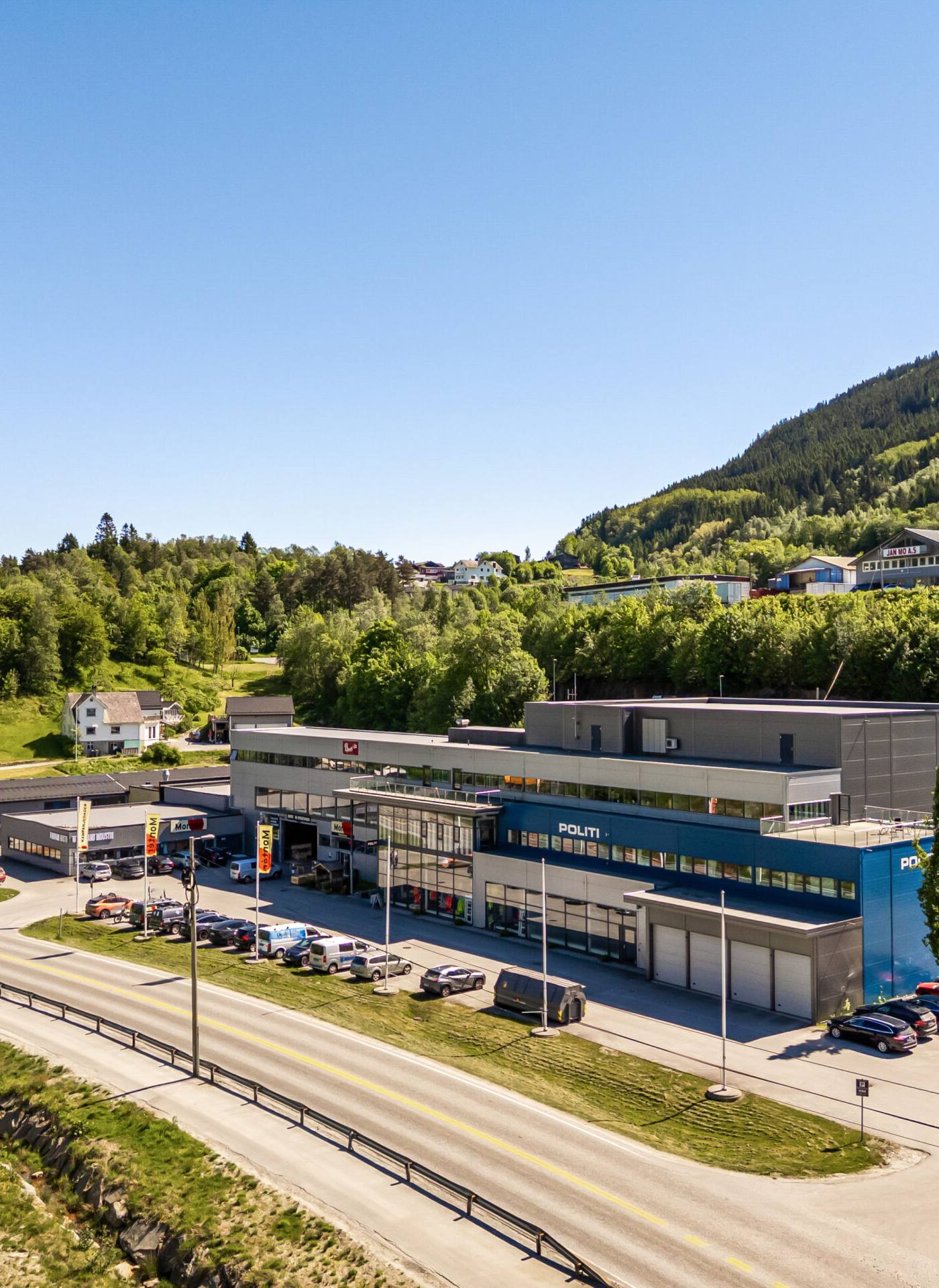 Norheimsund - Moderne kombinasjonsbygg med god eksponering. Utleid til bl.a. Politiet, Domstol, Montér m.m. – bilde 1