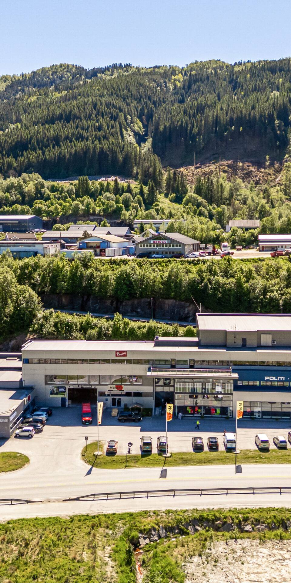 Norheimsund - Moderne kombinasjonsbygg med god eksponering. Utleid til bl.a. Politiet, Domstol, Montér m.m. – bilde 2