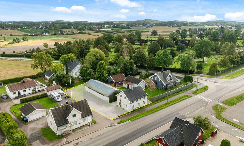 Kontorbygg med eget lagerbygg selges - Meget synlig og sentral eiendom – photo 3